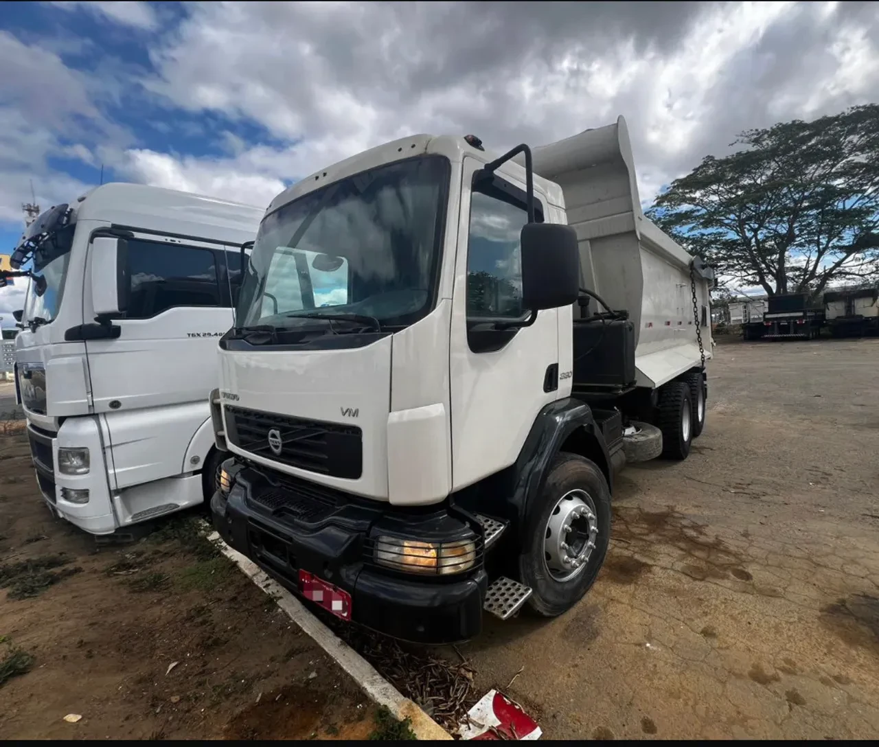 Caminhão volvo 330 caçamba
